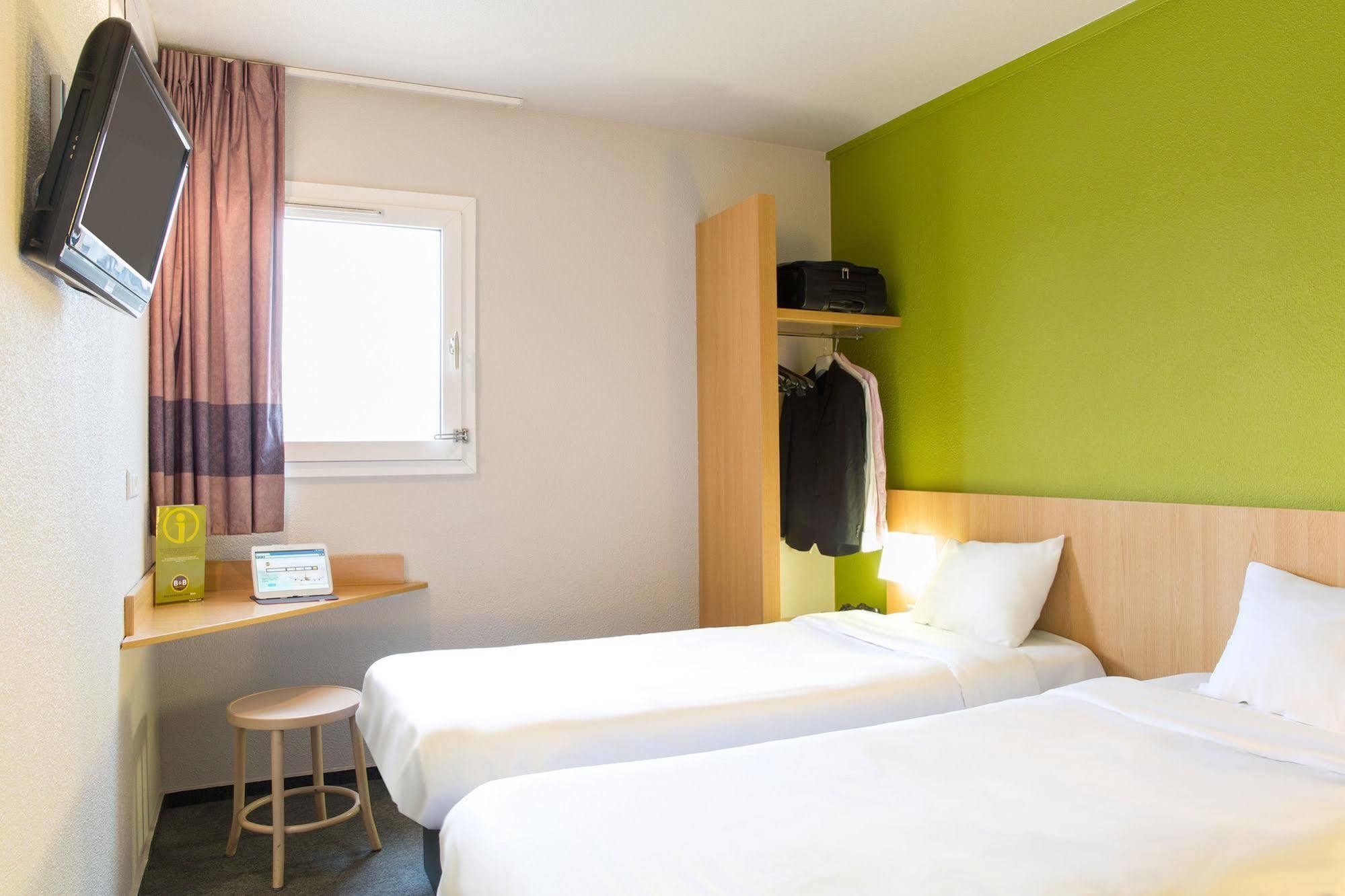 2 Hotel